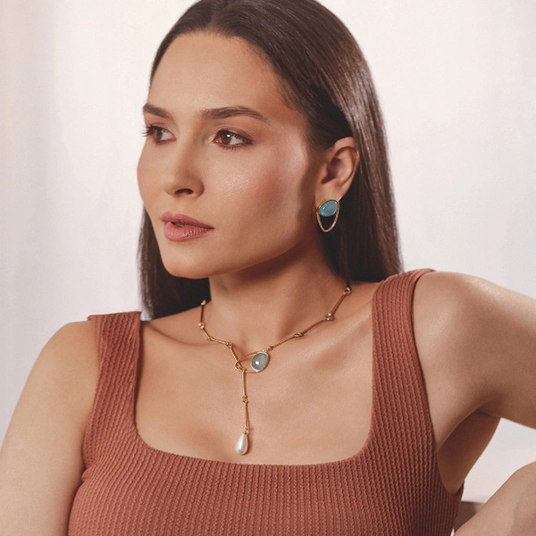 Pozłacany naszyjnik z perłą i błękitnym agatem. SPOKÓJ AGATU