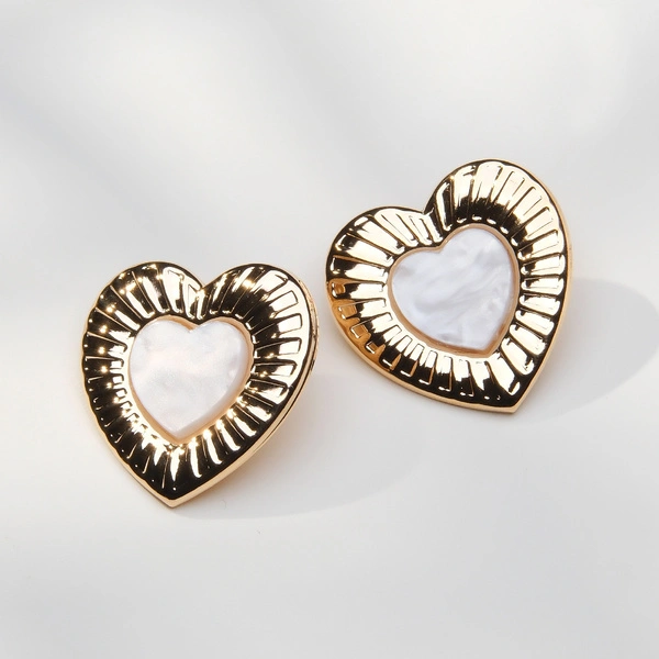 Złocone kolczyki w formie serca z masą perłową. AKT MIŁOŚCI