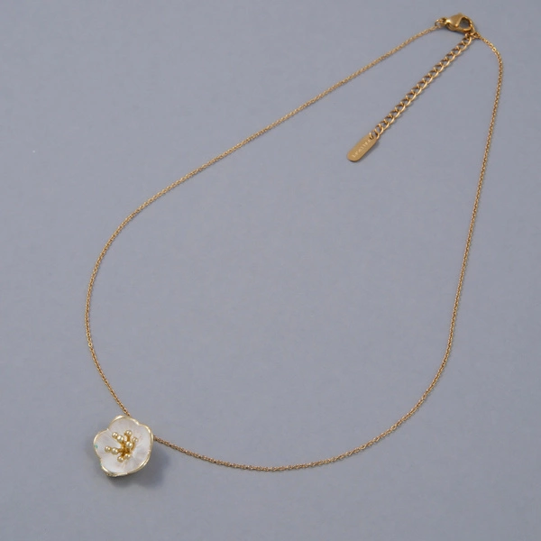 Pozłacany wisiorek z jaśminem emaliowanym na biało. RADOSNA WIOSNA