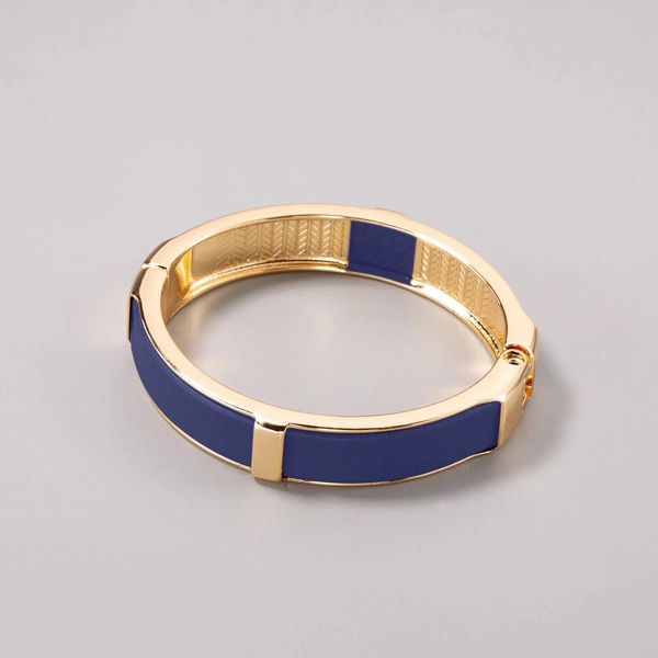 Sztywna złota bransoletka z granatowym paskiem. NOCHE CLARA