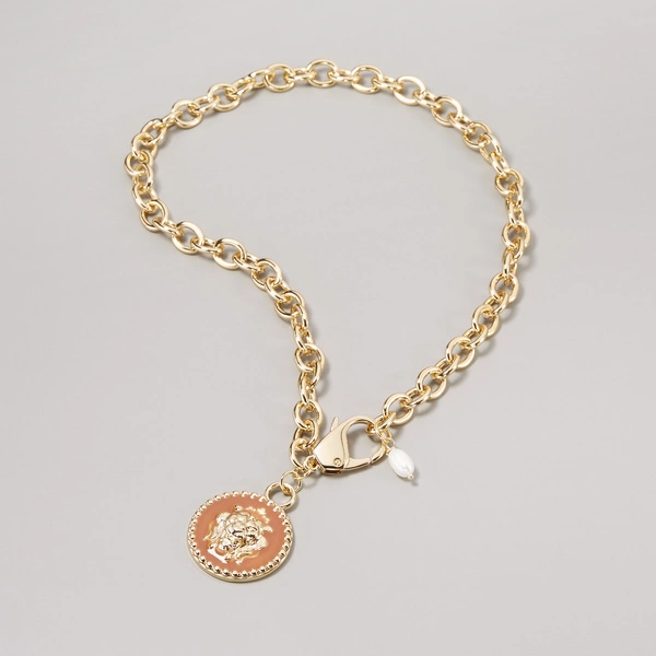 Pozłacany wisior z łańcucha z ozdobnym medalionem.  AMAZONIA