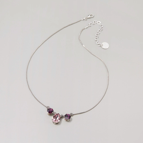 Posrebrzany naszyjnik z fioletowymi kryształami. SUBTELNY WDZIĘK