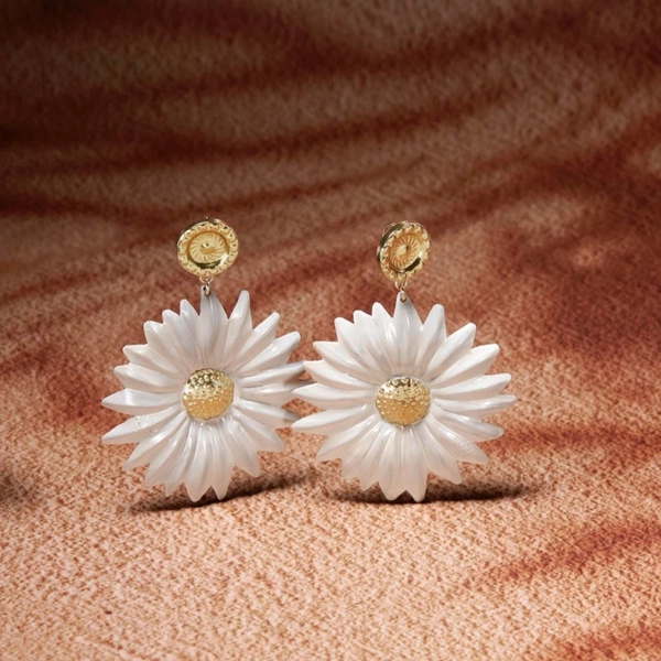 Lekkie wiszące kolczyki w kształcie białych stokrotek. POCAŁUNEK SŁOŃCA