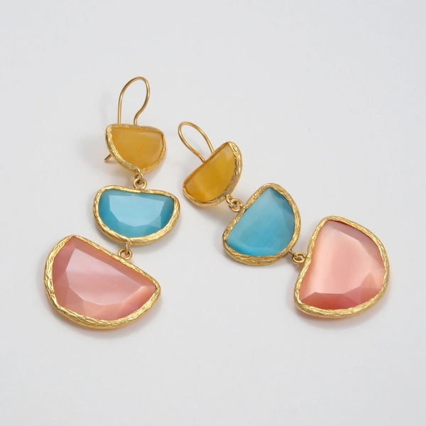 Pozłacane kolczyki wiszące z kolorowymi kryształami. TRZY ŻYCZENIA