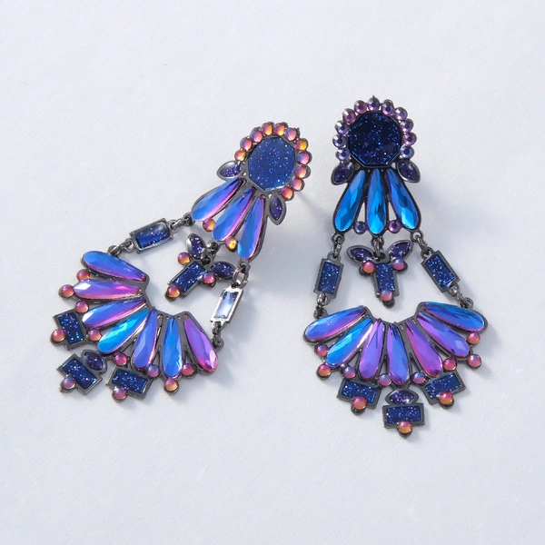 Kolczyki z motylem i płatkami z benzynowym połyskiem. CARNEVALE DI LUCE