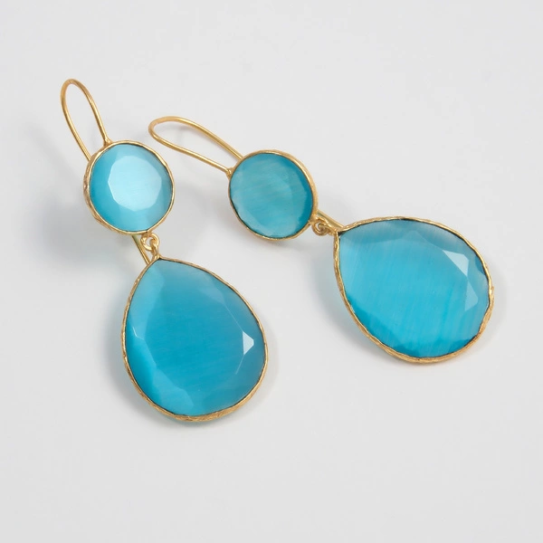 Pozłacane kolczyki w kształcie kropli z błękitnych kryształów. JAK DWIE KROPLE