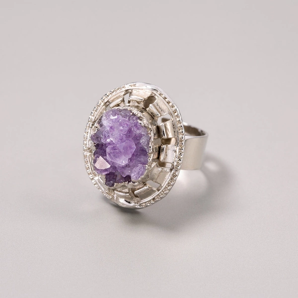 Posrebrzany pierścionek z fioletowym kryształem.  KSIAŻĘCY