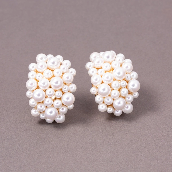 Kolczyki wysadzane białymi szklanymi perełkami Majorka. KĄPIEL Z BĄBELKAMI