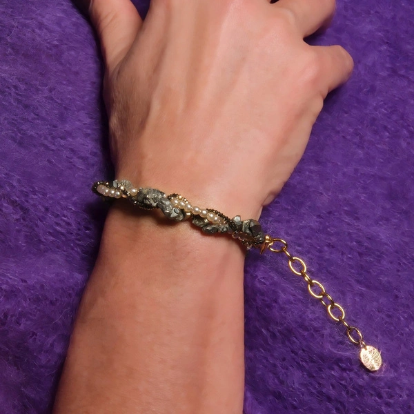 Elegancka złocona bransoletka z pirytami, hematytami i kryształkami. CALA DE LA FIGUERA