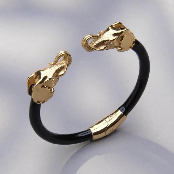 Bransoletka z głowami słoni i emaliowaną obręczą. CAROLINA