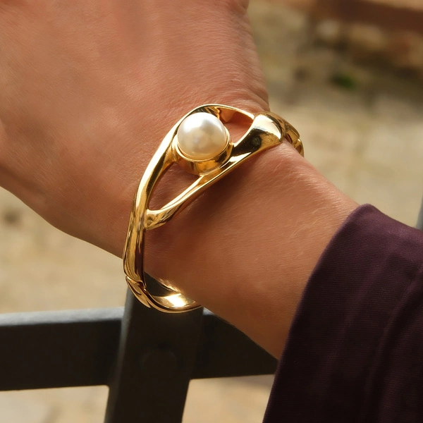 Sztywna złocona bransoletka z perłą słodkowodną. SUENO PERLADO