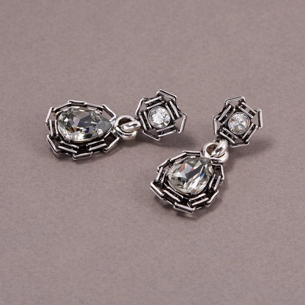 Posrebrzane kolczyki wiszące z szarymi kryształami. KOBIETA ZE STALI