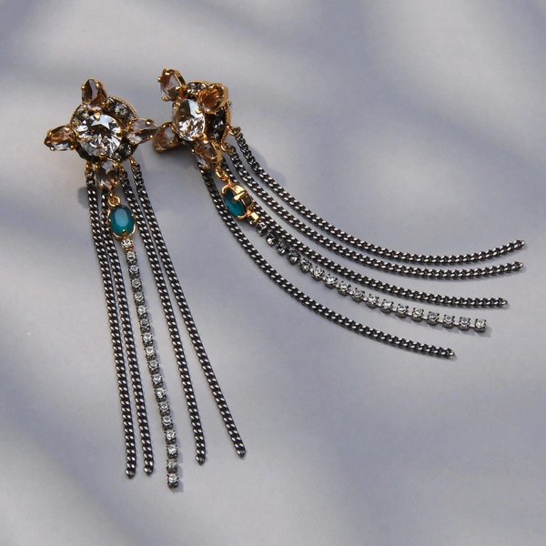 Kolczyki kwiaty z łańcuszkami z kryształami w bieli i błękicie. KOBIETY Z X PLANETY