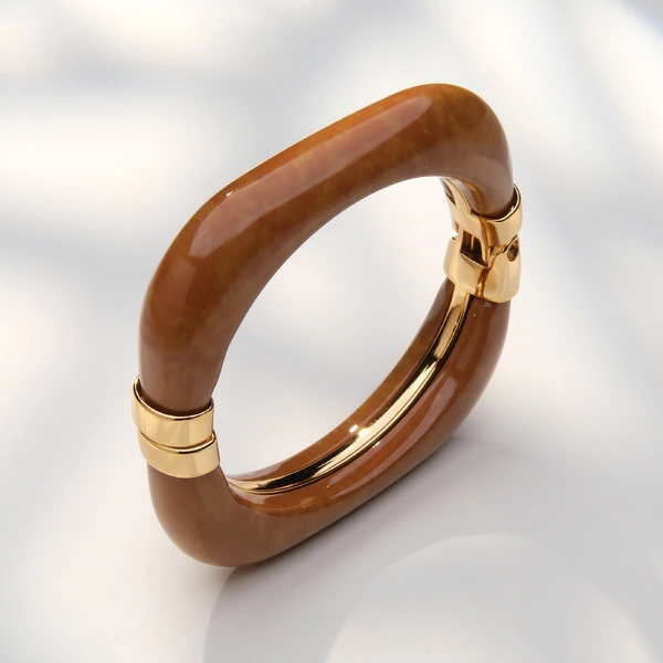 Sztywna bransoletka w formie kwadratu z brązowego akrylu. BRĄZ NA CIAŁO