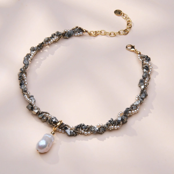 Krótki złocony naszyjnik z hematytami i perłą barokową. CABO DE SALOU