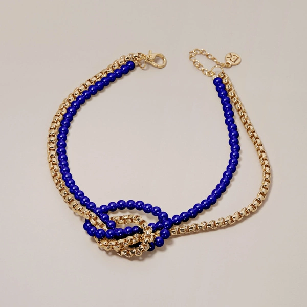 Naszyjnik z kobaltowych koralików i łańcuszka. KOBALT W SŁOŃCU