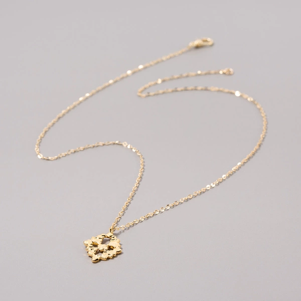 Złocony naszyjnik na łańcuszku z zawieszką w formie rozety. ROZETA SŁOŃCA