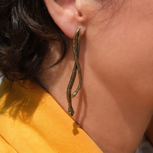 Długie pozłacane kolczyki węże ze szmaragdami. ODNOWA