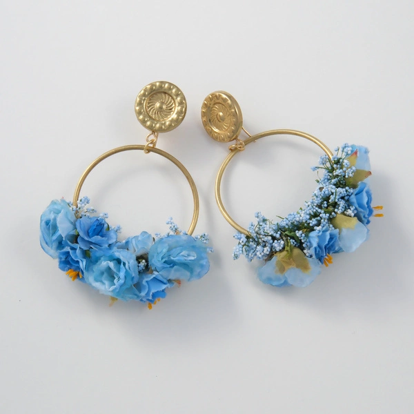 Wiszące kolczyki w kształcie kół z tekstylnymi kwiatami. WIATR I ROSA