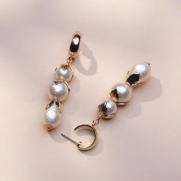 Złocone kolczyki z motywem liści i perłami bawełnianymi. TRZY MUŚNIĘCIA MGŁY