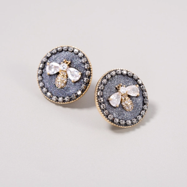 Pozłacane kolczyki wkrętki z pszczołą z cyrkonii. NIEZASTĄPIONA