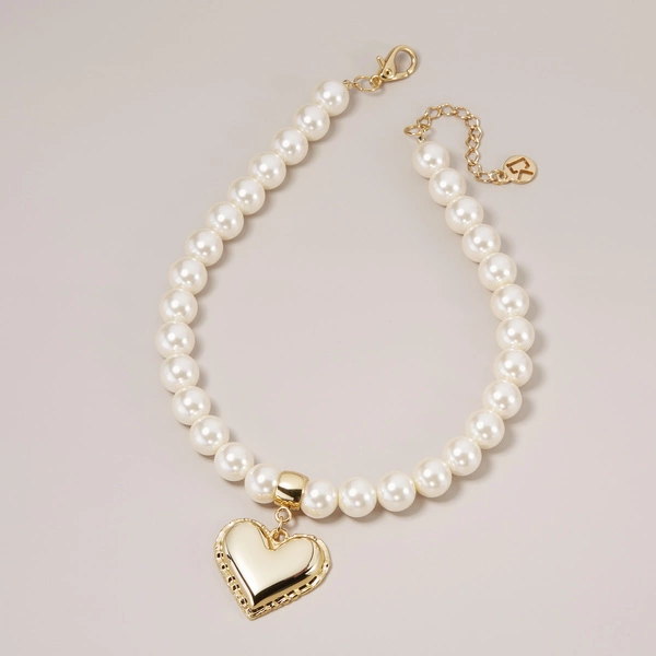 Krótki naszyjnik z pereł z dekorem w kształcie serca. DLA NIEPOKORNEJ