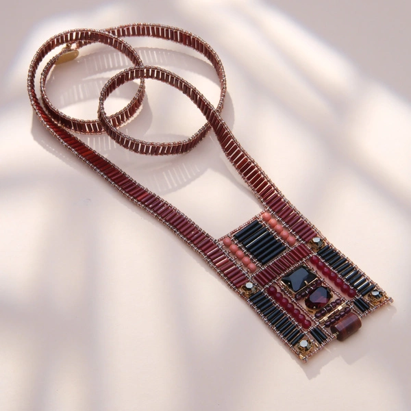 Długi prostokątny naszyjnik z kamieniami i kryształami. TUJU