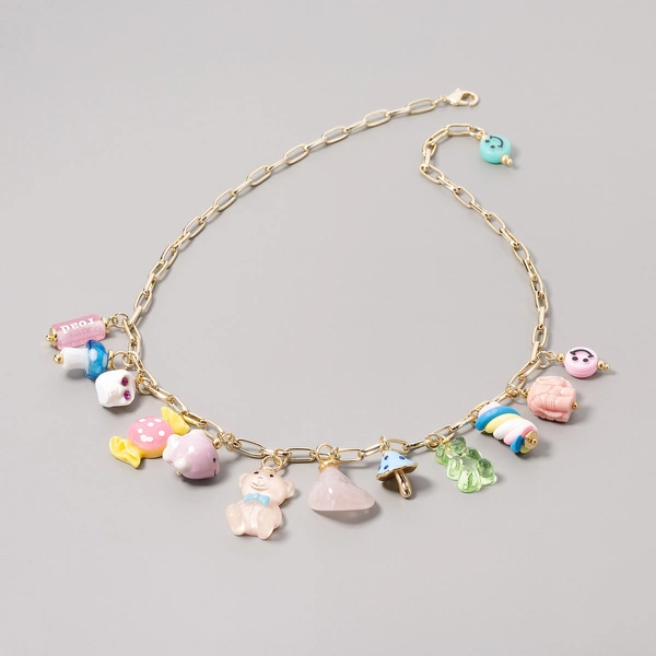 Złocony naszyjnik na łańcuchu z zabawnymi zawieszkami. SŁODKIE CUDEŃKA