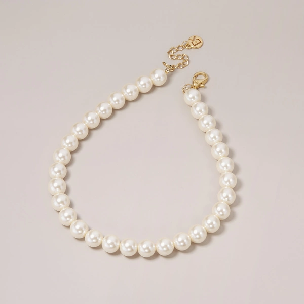 Krótki naszyjnik z dużych pereł w ciepłym odcieniu.  W STYLU LAT 20-TYCH