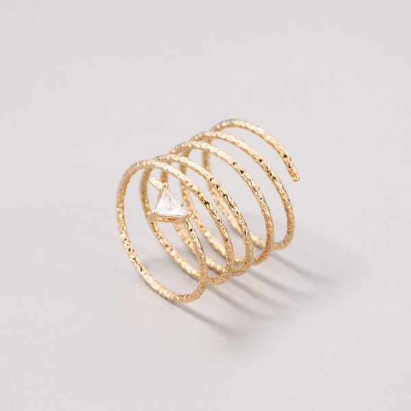 Pozłacany spiralny pierścionek z trójkątnym kryształkiem. BŁYSZCZĄCE PNĄCZE