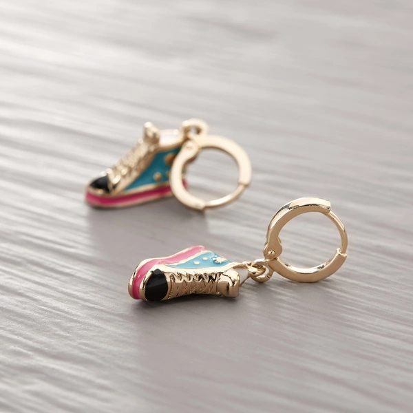 Kolczyki kółeczka z zawieszką z niebieskim trampkiem. ŻYCIE NA BAKIER