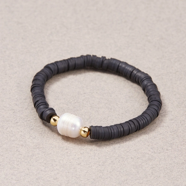 Bransoletka na gumce z czarnych koralików z perłą. LUKRECJA