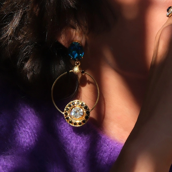 Złocone kolczyki z niiebieskim, białym i czanymi kryształami. DZIEWIĄTA PLANETA