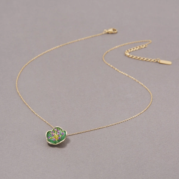 Pozłacany wisiorek z kwiatkiem emaliowanym na zielono. PORANNA ROSA