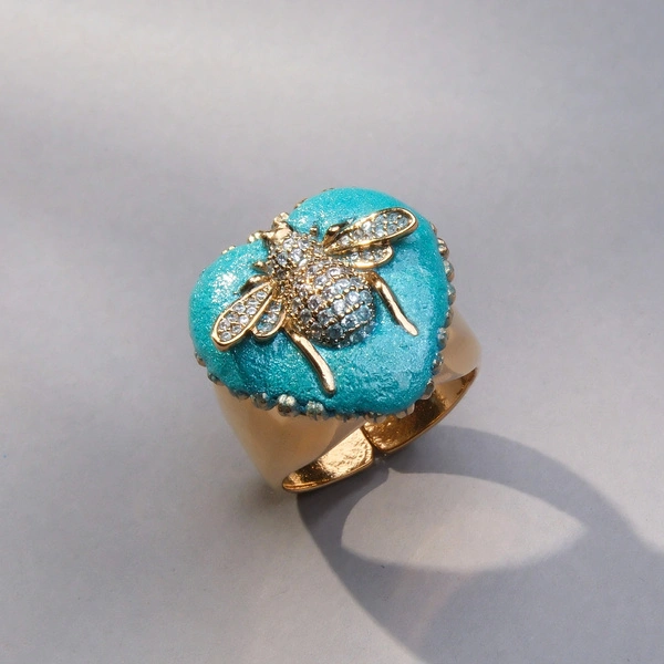 Złocony pierścień z błękitnym sercem z muszką z cyrkonii. POZA ZASIĘGIEM