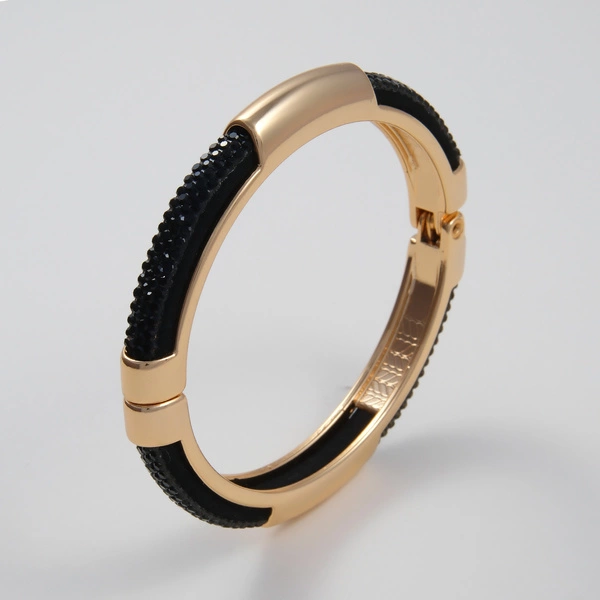 Sztywna złocona bransoletka z czarną połyskującą gumą. MIGOTLIWY WIECZÓR 