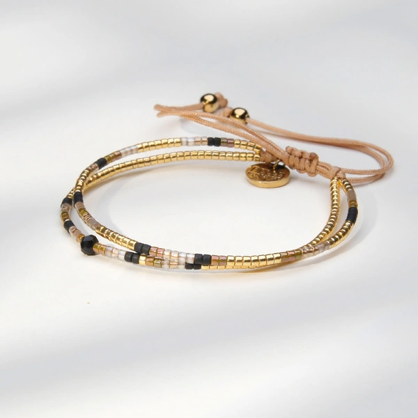 Bransoletka z paciorków Miyuki z akcentem z onyksu. MADAME NOIR