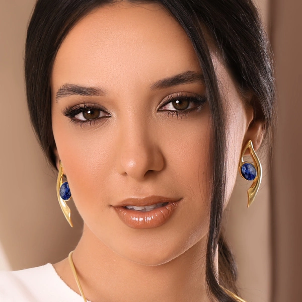 Złocone kolczyki a la nutki z niebieskim sodalitem. SYMFONIA SODALITU