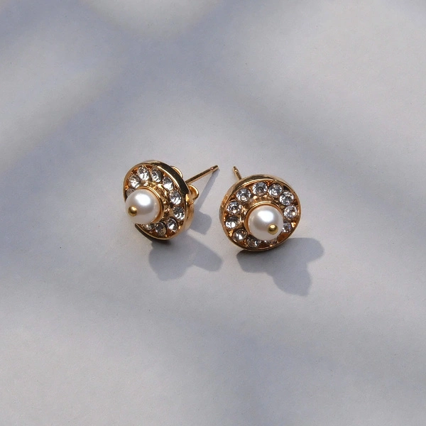 Małe złocone kolczyki z perłą i białymi kryształkami. CIEPŁY LÓD