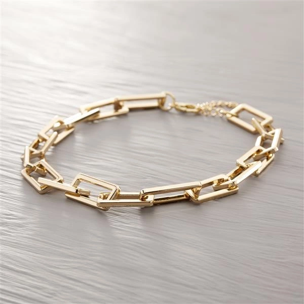 Krótki naszyjnik łańcuch z prostokątnymi ogniwami. KADRY POWIETRZA