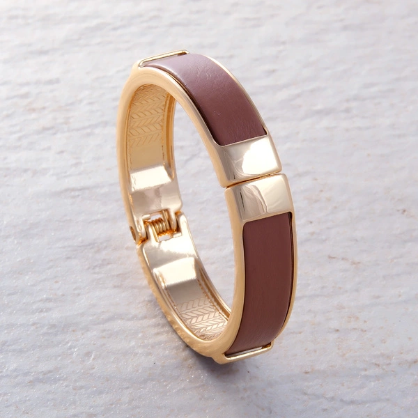 Sztywna złota bransoletka z paskiem z brązowej ekoskóry. BRĄZ DE CAFE