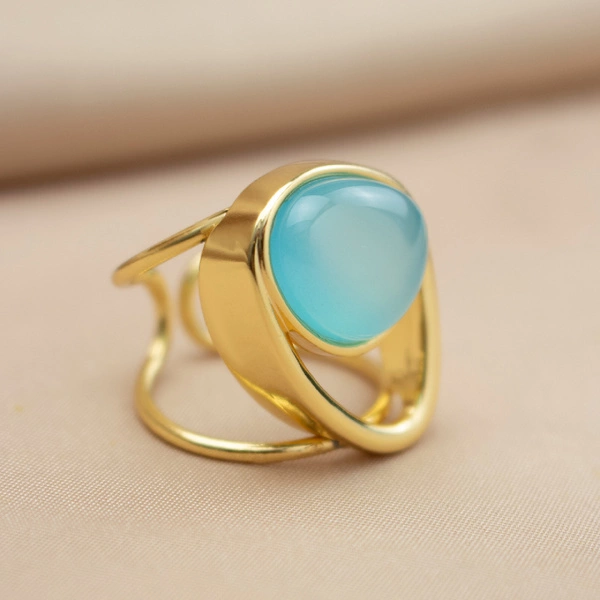 Otwarty złocony pierścionek z błękitnym agatem. AGATOWE NIEBO