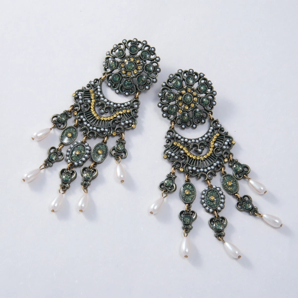 Złocone ornamentalne kolczyki z kryształami i perłami. PIZZO SANGALO