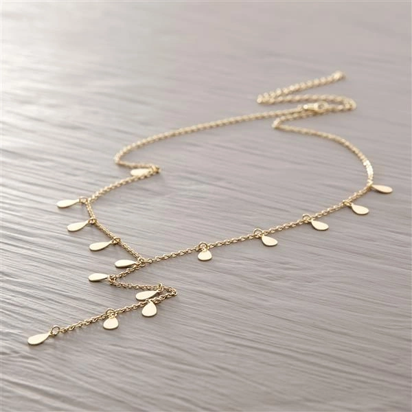 Krótki naszyjnik krawatka z zawieszkami łezkami. UNOSI MNIE