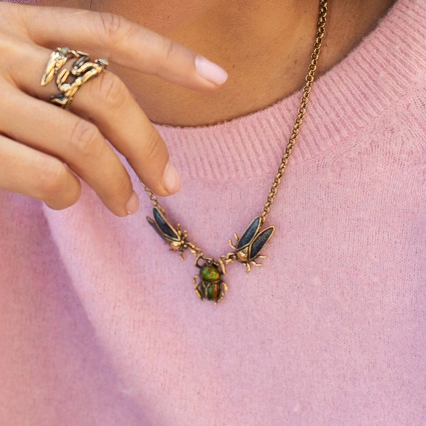 Naszyjnik z zawieszką z owadami, w opalizującym, zielonym odcieniu POŁYSK