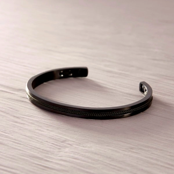 Sztywna czarna bransoletka męska z grawerem. MARCO POLO