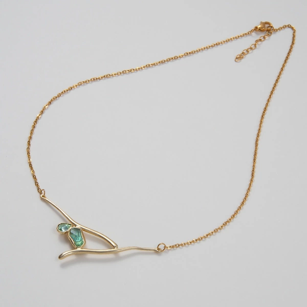 Złocony naszyjnik z gałązką oliwną z kryształem i żywicą. OLIWNA PRZYSTAŃ