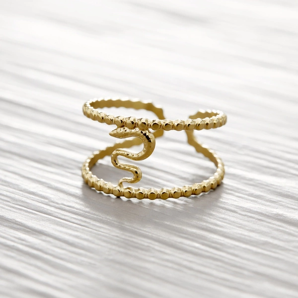 Minimalistyczny, pozłacany pierścionek z wężem. SERPENTYNA