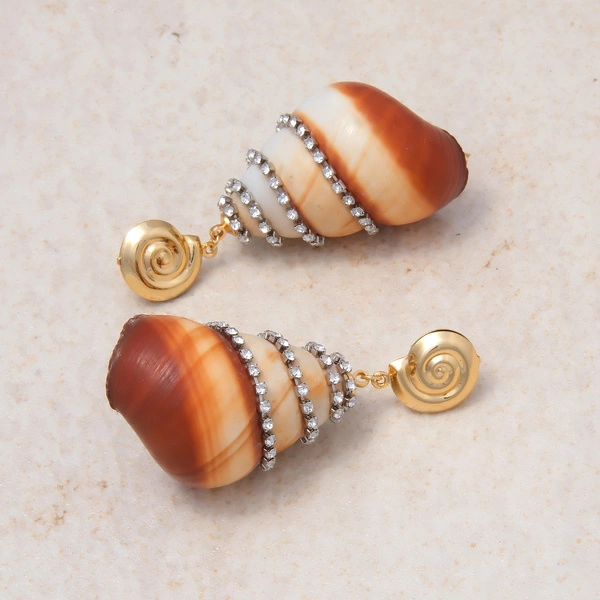 Pozłacane kolczyki z muszlą osadzoną w łańcuszkach. ECHO OCEANU