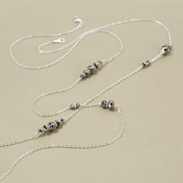 Długi naszyjnik na srebrnym łańcuszku z kryształkami.  POWIEW WIATRU